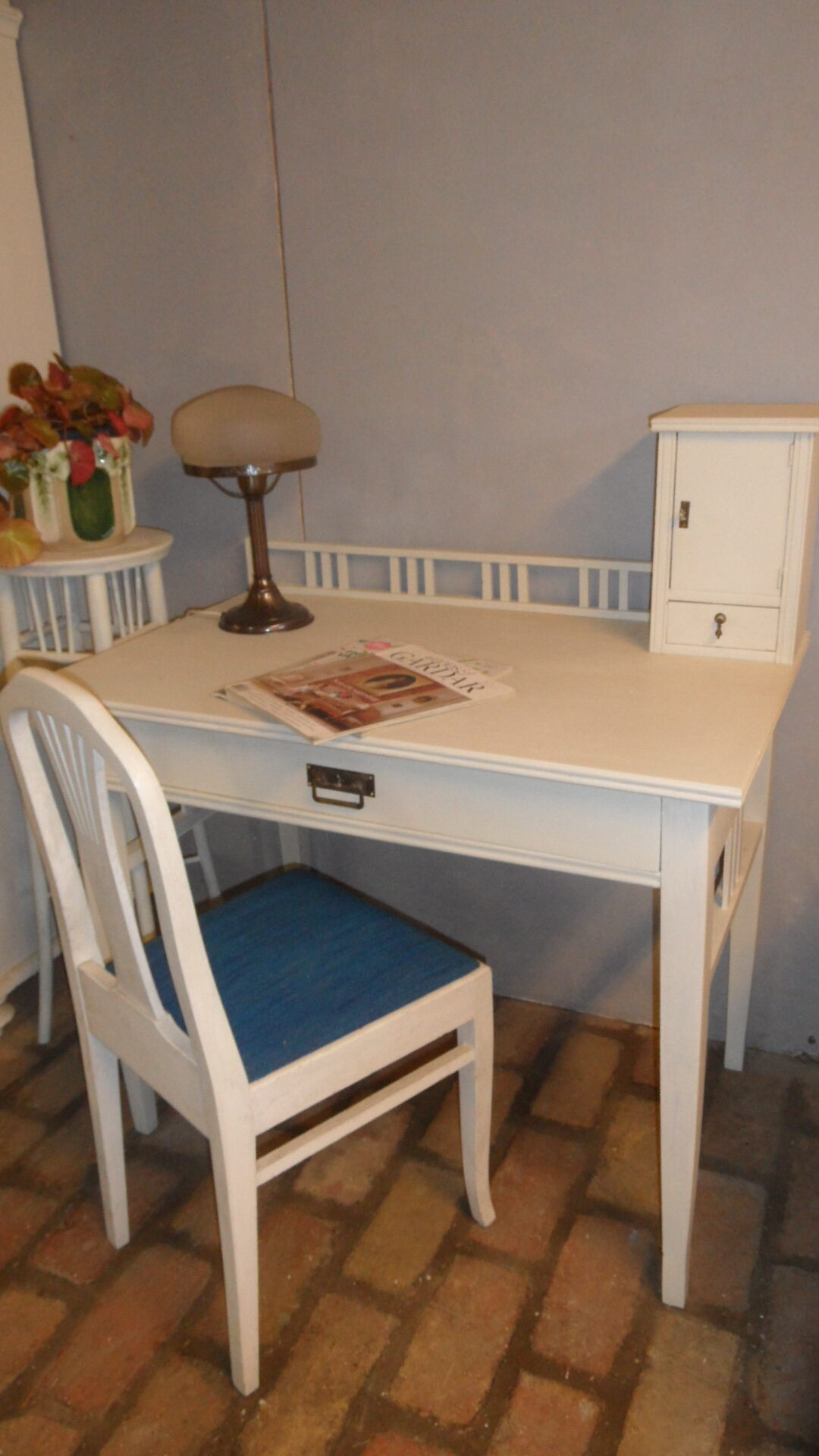 Skrivbord med uppsats,  i Carl Larsson stil