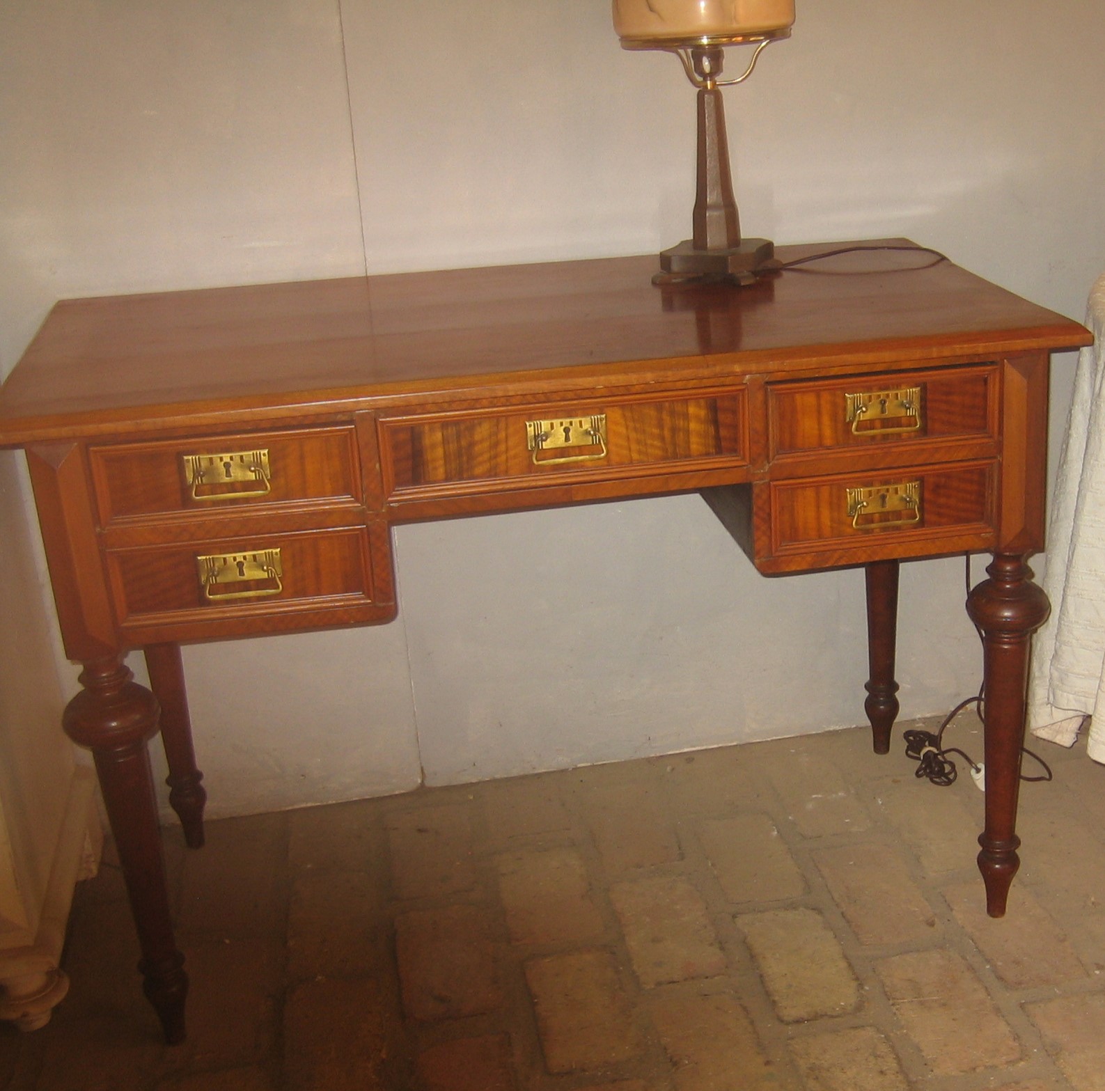 Skrivbord, 1800-tal ny renässans, mahogny